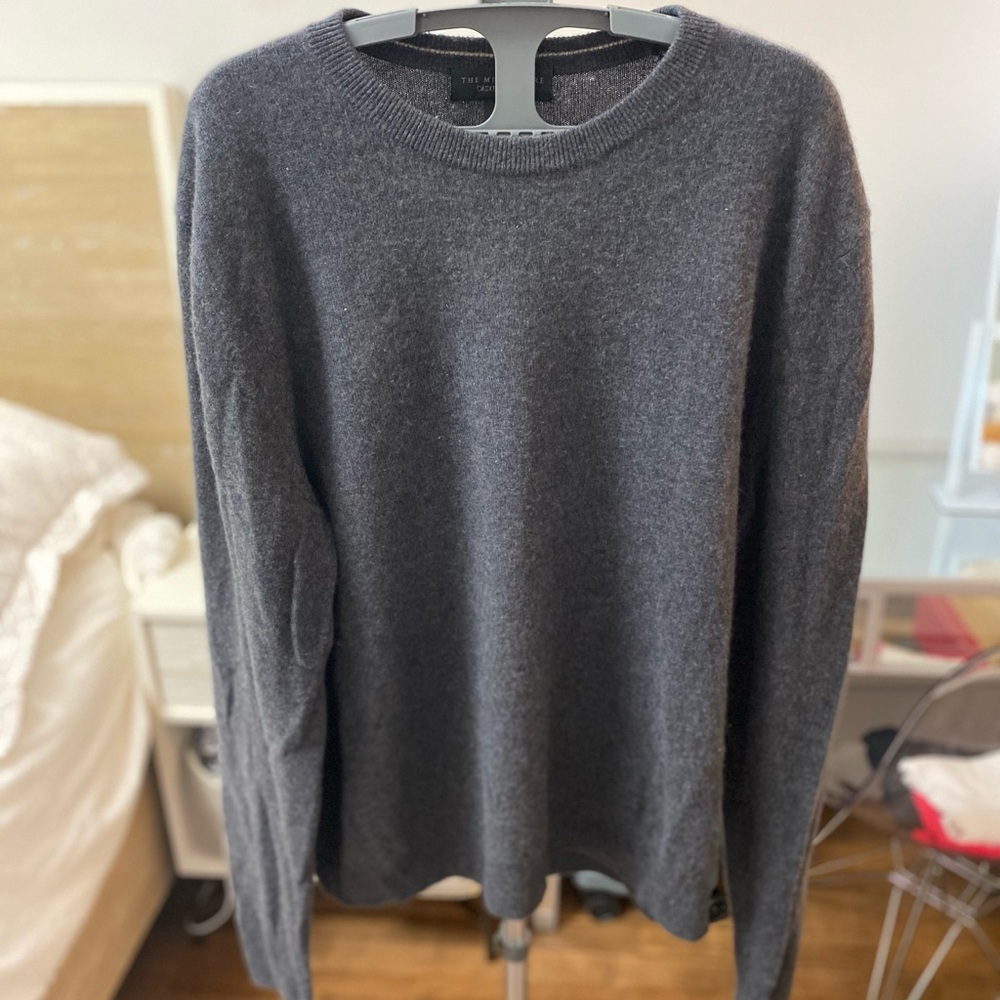 Men’s Bloomingdale’s grey cashmere sweater